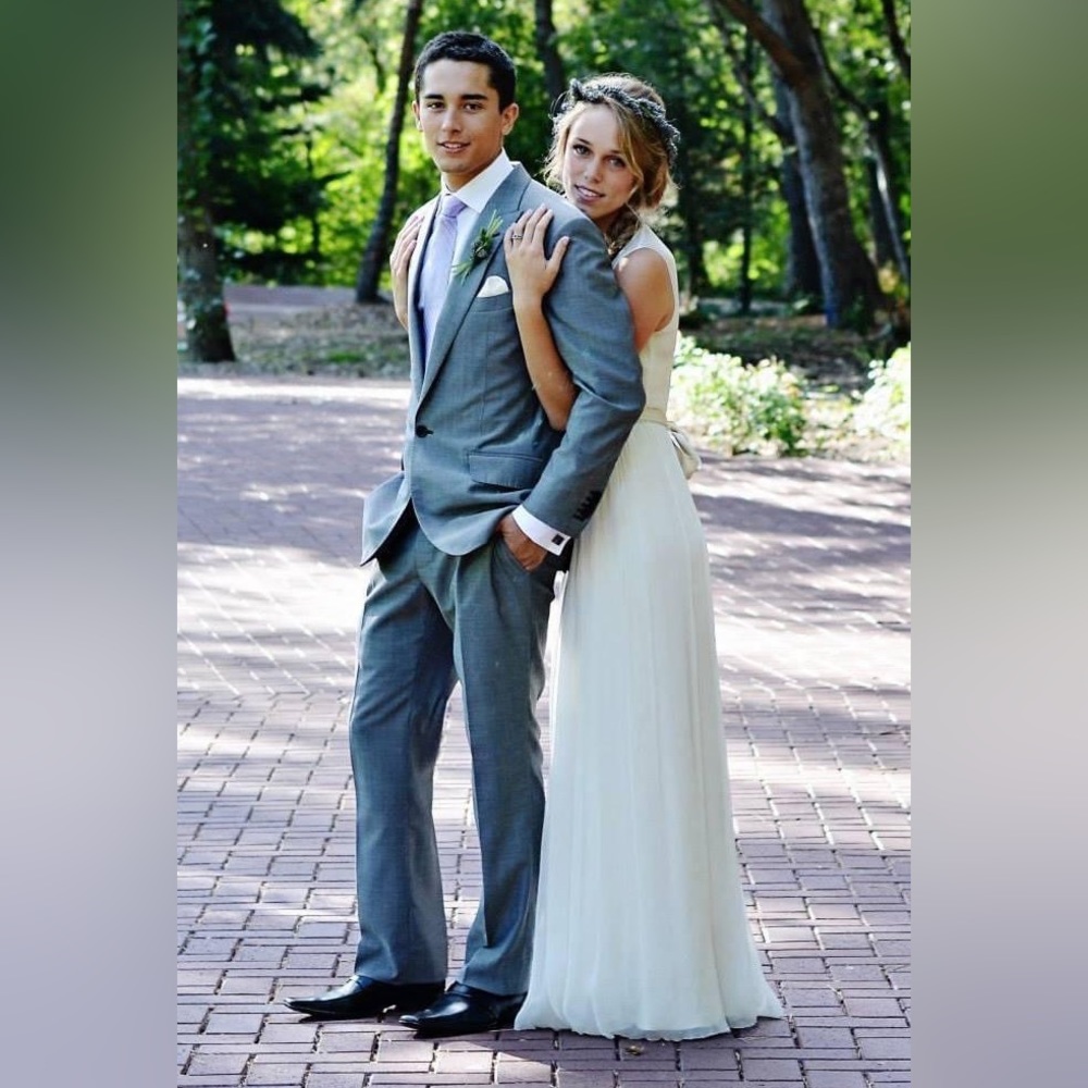 Selling a white dress could use for a wedding